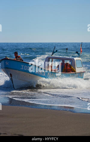 Angelboot/Fischerboot an Land kommen, am Sandstrand in der Fischerei Dorf Curanipe, Chile. Stockfoto