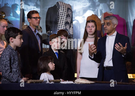 London, UK. 4. April 2017. Bürgermeister von London Sadiq Khan schließt sich Kinder, die Teilnahme an einem großen Smog-Workshop an das Museum of London vor seinem annou Stockfoto