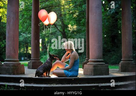 Frau und Miniatur Bullterrier Stockfoto