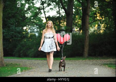 Frau und Miniatur Bullterrier Stockfoto