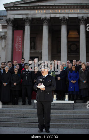 London, UK. 23. März 2017. Schauspiel-Kommissar der Metropolitan Police Craig Mackey befasst sich mit der Mahnwache am Trafalgar Square für die Opfer des t Stockfoto