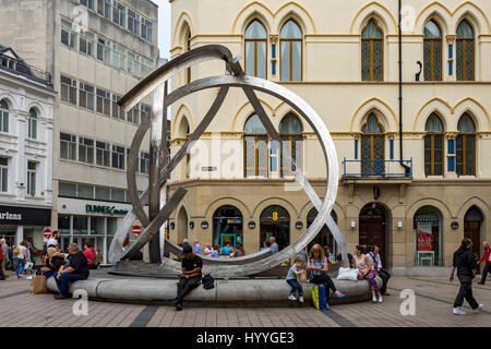 Die Freemasons Hall (Lanyon Lynn & Lanyon, 1870) und der "Geist von Belfast" Skulptur von Dan George, Arthur Platz, Belfast, Grafschaft Antrim, Nordirland Stockfoto