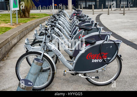 Belfast-Bikes Fahrräder außerhalb der SSE-Arena, Belfast, Grafschaft Antrim, Nordirland, Vereinigtes Königreich Stockfoto