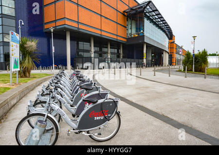 Belfast-Bikes Fahrräder außerhalb der SSE-Arena (ehemals der Odyssey Arena), Titanic Quarter, Belfast, Grafschaft Antrim, Nordirland, Vereinigtes Königreich Stockfoto