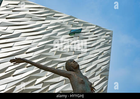 TITANICa, eine Skulptur von Rowan Gillespie, außerhalb der Titanic Belfast Gebäude, Belfast, Grafschaft Antrim, Nordirland, Vereinigtes Königreich Stockfoto