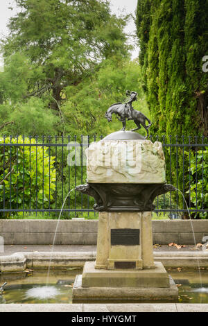 Auckland, Neuseeland - 1. März 2017: "Walküre" Brunnen Funktionen Bronze Statue von Wild und energisch "Walküre" Reiter auf Pferd zu protestieren. Weiße Deko Stockfoto