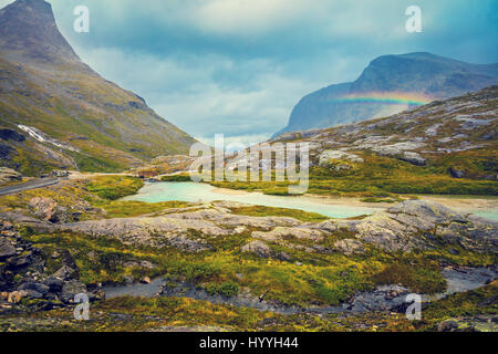 Berglandschaft. Felsige Ufer des Bergsees in regnerischen Herbstmorgen. Schöne Natur Norwegens. Stockfoto