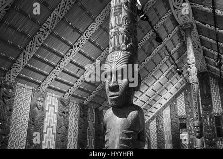 Maori carving in einem Marae Gemeindehaus - Waitangi, Northland, Neuseeland Stockfoto