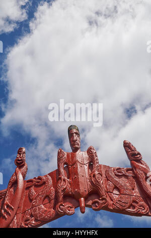 Geschnitzte Maori Totempfähle (Pou oder Pouwhenua) bei Waitangi in der Nähe von Paihia in der Bay of Islands, Northland, Neuseeland Stockfoto