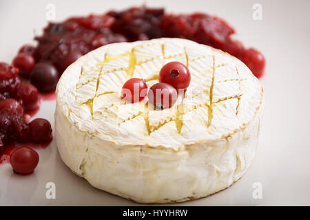 Gebackener Camembert mit Preiselbeeren Stockfoto