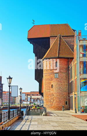 Mittelalterlichen Hafenkran Żuraw am Mottlau Fluss von Danzig, Polen Stockfoto