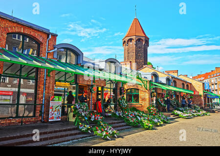 Danzig, Polen - 8. Mai 2014: Straßenmarkt in St. Hyacinth Tower in Gdansk, Polen Stockfoto