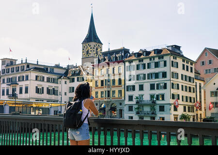 Zürich, Schweiz - 2. September 2016: Mädchen nehmen Foto am Limmatquai und Saint Peter Church im Zentrum Stadt Zürich in der Schweiz. Stockfoto