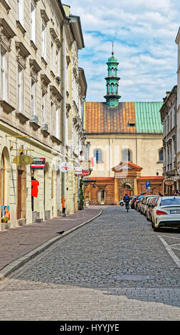 Krakau, Polen - 1. Mai 2014: Kirche des Heiligen Josef und dem Kloster Bernardine Schwestern, Krakau, Polen. Menschen auf dem Hintergrund Stockfoto