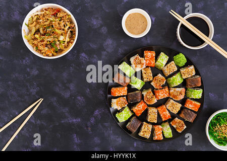 Sushi-Rolle auf dunklem Hintergrund. Ansicht von oben Stockfoto