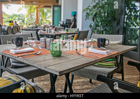 Ein Blick auf ein Hotel-Restaurant am Morgen mit einigen Leuten im Hintergrund unscharf. Stockfoto