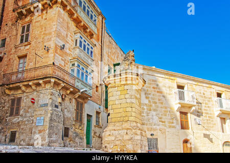 Löwe Statue Stand an der Ecke der Straße in der Altstadt von Valletta, Malta Stockfoto