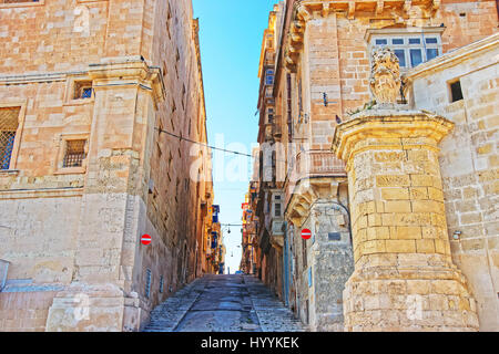 Löwe Statue steht in der Ecke der Straße in der Altstadt von Valletta, Malta Stockfoto