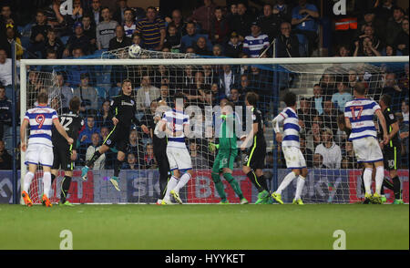 Queens Park Rangers Matt Smith (rechts) Partituren seiner Seite erste Tor des Spiels während der Himmel Bet Championship match bei Loftus Road, London. Stockfoto