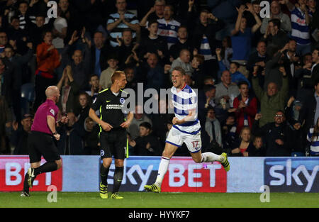 Queens Park Rangers Matt Smith (rechts) feiert scoring seiner Seite das erste Tor des Spiels während der Himmel Bet Meisterschaftsspiel bei Loftus Road, London. Stockfoto