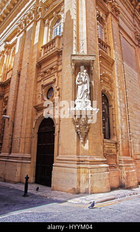 Statue des Heiligen auf den Einwohnwrn der Basilika der Muttergottes von Karmel, Valletta, Malta Stockfoto