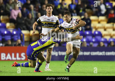 Leeds Rhinos Joel Moon (rechts) von Warrington Wolves' Ashton Sims während der Betfred Super-League-Spiel im Halliwell Jones Stadium, Warrington in Angriff genommen wird. Stockfoto