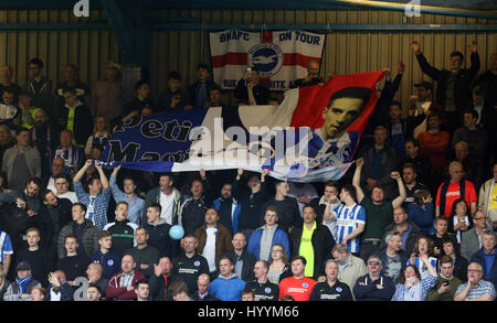 Brighton & Hove Albion-Fans auf der Tribüne vor dem Himmel Bet Championship match bei Loftus Road, London. Stockfoto