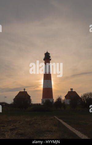 Deutschlands berühmteste Leuchtturm Westerheversand in den Salzwiesen der Nordsee. Westerhever, Nordfriesland, Schleswig-Holstein, Deutschland Stockfoto