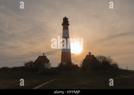 Deutschlands berühmteste Leuchtturm Westerheversand in den Salzwiesen der Nordsee. Westerhever, Nordfriesland, Schleswig-Holstein, Deutschland Stockfoto