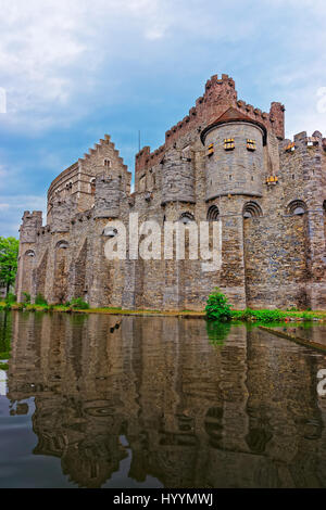 Gent, Belgien - 10. Mai 2012: Gravensteen Türme und Fluss Leie in das mittelalterliche Zentrum von Gent in Ost-Flandern, Belgien. Stockfoto