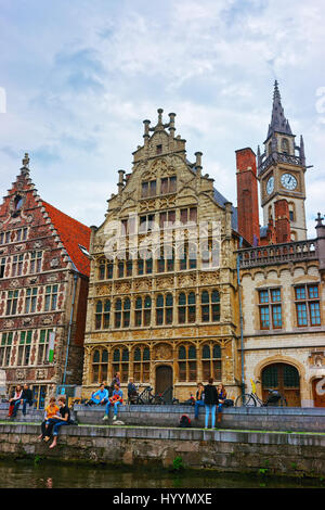 Gent, Belgien - 10. Mai 2012: Zunfthäuser und Clock Tower des ehemaligen Postamt Pavillons in Graslei in Gent von Ost Flandern, Belgien. Die Menschen bei der Stockfoto