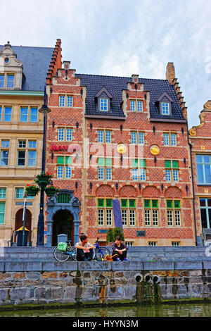 Gent, Belgien - 10. Mai 2012: Menschen bei Gilden-Hallen am Graslei und Korenlei über Lys Fluß in Gent in Ost-Flandern, Belgien. Stockfoto