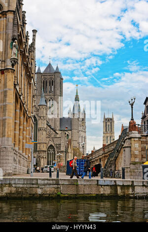 Gent, Belgien - 10. Mai 2012: Altstadt Graslei mit ehemaligen Postgebäude, St. Nicholas Church, Glockenturm, St. Bavo-Kathedrale in Gent in East Flander Stockfoto