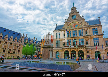 Gent, Belgien - 10. Mai 2012: Royal Dutch Theater in Sint-Baafsplein in Gent in Ost-Flandern, Belgien. Menschen auf dem Hintergrund Stockfoto