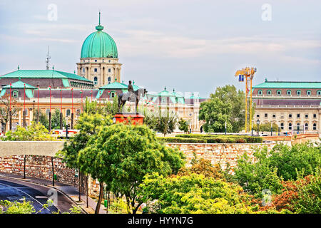 Statue des Unabhängigkeitskrieges und der Budaer Burg in Budapest, Ungarn Stockfoto