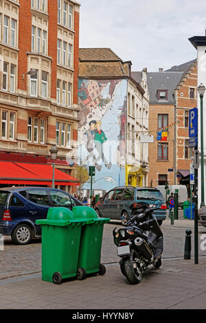 Brüssel, Belgien - 11. Mai 2012: Tim und Struppi Wandmalerei in Rue de Lombard in Brüssel, Hauptstadt von Belgien. Menschen auf der Straße Stockfoto