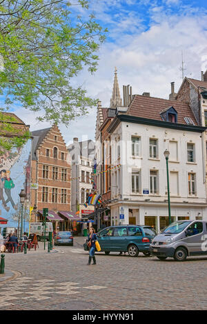 Brüssel, Belgien - 11. Mai 2012: Tim und Struppi Wandmalerei in der Rue de Lombard Street in Brüssel, Hauptstadt von Belgien. Menschen auf dem Hintergrund Stockfoto