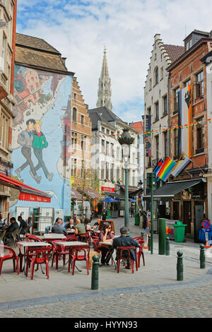 Brüssel, Belgien - 11. Mai 2012: Tim und Struppi Wandmalerei in Rue de Lombard mit Straßencafé und Touristen in Brüssel, Hauptstadt von Belgien. Stockfoto