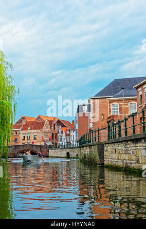 Gent, Belgien - 10. Mai 2012: Touristen auf Boot am Graslei in Lys Flusses in Gent in Ost-Flandern, Belgien. Stockfoto