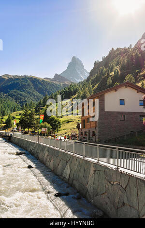 Traditionelle Schweizer Chalets und Gornera River im Ferienort Zermatt mit Blick auf Matterhorn Gipfel in der Schweiz im Sommer Stockfoto