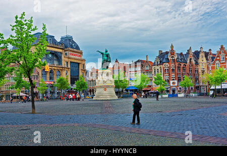 Gent, Belgien - 10. Mai 2012: Vrijdagmarkt Platz mit Menschen in Gent in Ost-Flandern, Belgien. Stockfoto