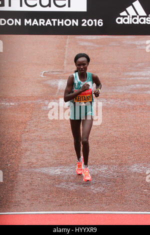 London, UK 24. April 2016. Mary Keitany Rennen, Neunter beim Virgin Geld London-Marathon in einer Zeit Of2:28:30 zu beenden. Der London-Marathon ein Millionstel Finisher überqueren die Linie während dieser Jahre Rennen, ein Meilenstein in der Geschichte des Rennens, die 1981 begann. Die Männer Streckenrekorde ist 02:04:29 (2014), von Frauen- und Wilson Kipsang gehalten: 02:15:25 (2003) von Paula Radcliffe gehalten. © David Mbiyu/Alamy Live-Nachrichten Stockfoto