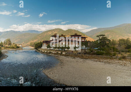 Punakha Dzong am Zusammenfluss der beiden Flüsse Mo Chhu und Pho Chhu (Bhutan) Stockfoto