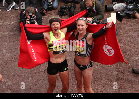 London, UK 24. April 2016. Sonia Samuels und Dixon den zweiten und ersten Platz UK Läufer den Virgin Geld London Marathon zu beenden. Die Männer Streckenrekorde ist 02:04:29 (2014), von Frauen- und Wilson Kipsang gehalten: 02:15:25 (2003) von Paula Radcliffe gehalten. © David Mbiyu/Alamy Live-Nachrichten Stockfoto