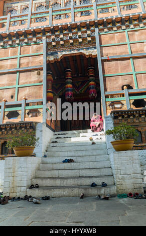 Mönch am Eingang des Dzong (Bhutan) Stockfoto
