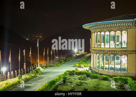 Neue Druk Deothjung Resort Hotel am Hang in der Nacht, Trashigang, Phomshing (Bhutan) Stockfoto