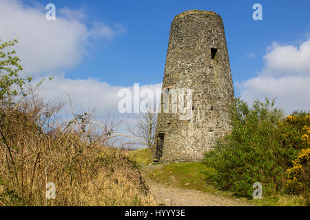 Eine alte Windmühle stumpf in der verlassenen 19. Jahrhundert führen Minen in Conlig Nordirland. Ursprünglich verwendet, um lokale Mais und große Klumpen von Schleifen Stockfoto