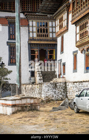 Die Kurjey Lhakhang umfasst drei Tempeln umgeben von 108 Chörten (Bhutan) Stockfoto