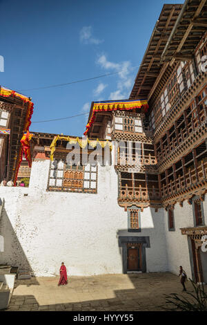 Mönch im Hof des Trongsa Dzong (Bhutan) Stockfoto