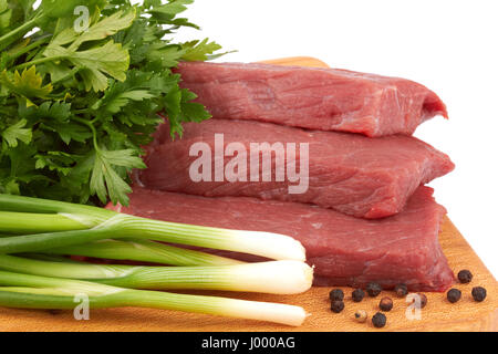 frisches rohes Rindfleisch Fleischscheiben auf einem Holzbrett Stockfoto